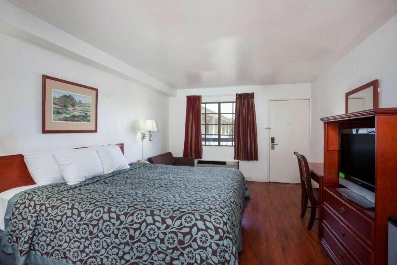 Фото Days Inn by Wyndham Orange Anaheim