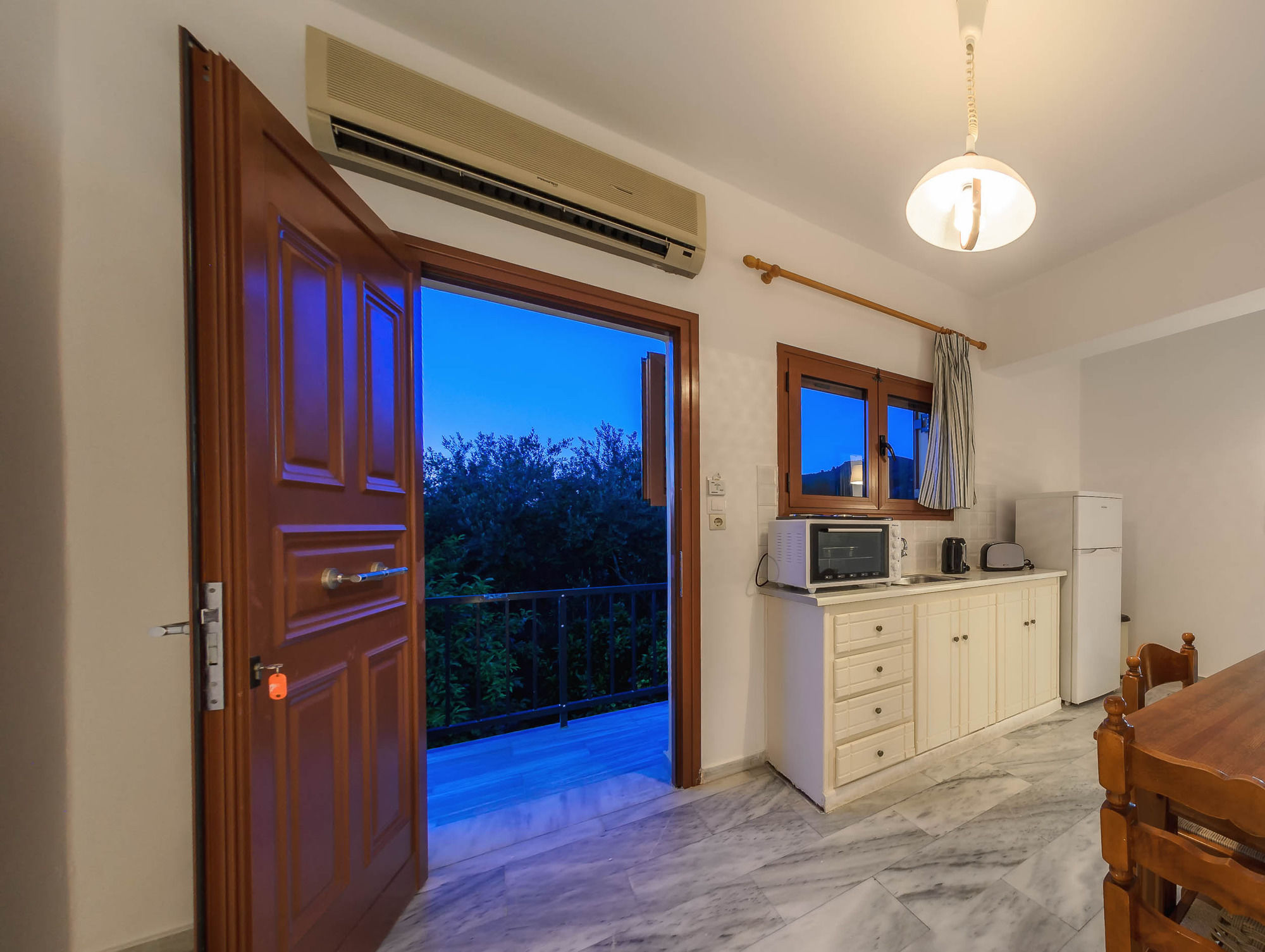 Фото Kiki Studios & Apartments