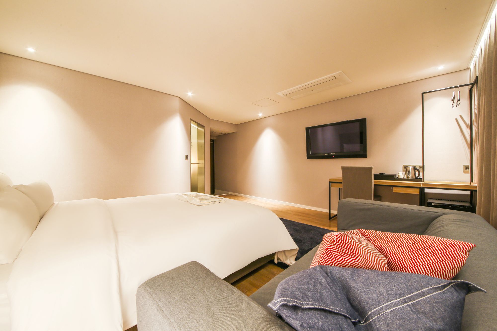 Фото Hotel Londoner Yongwon