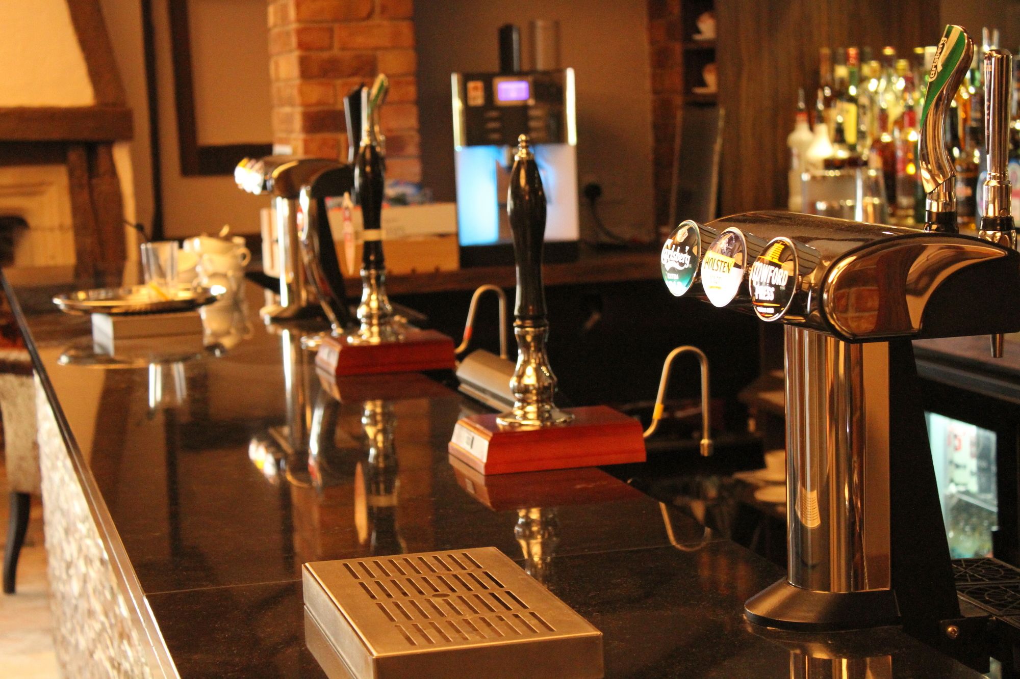 Фото Legacy Rose & Crown Hotel