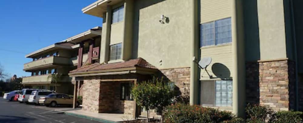 Фото Executive Inn Hotel