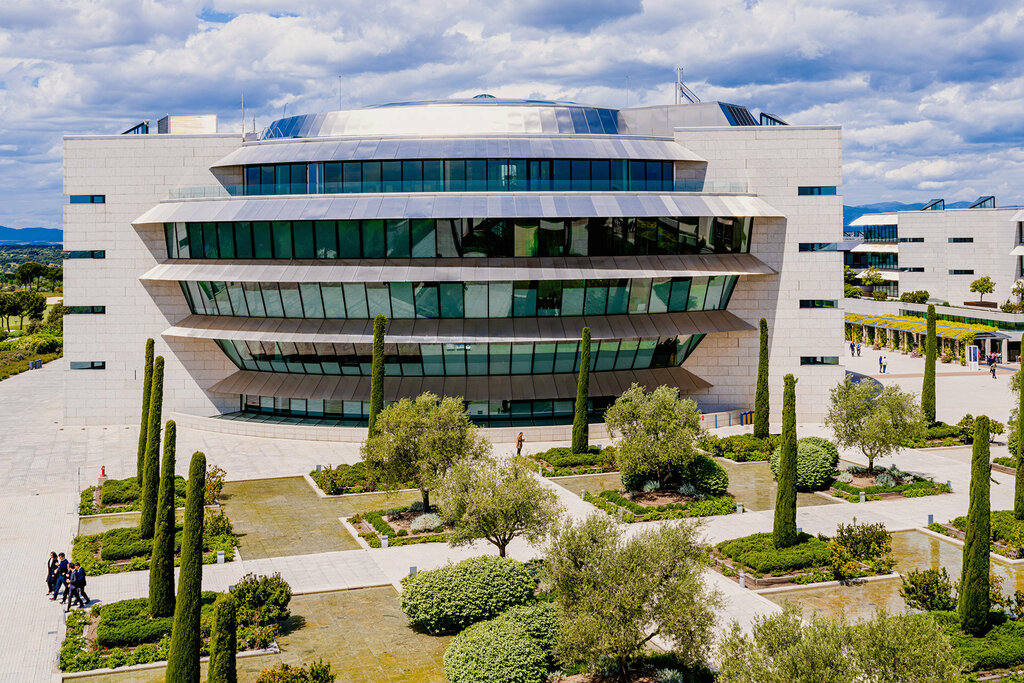 Financial consulting Banco Santander, company, Dubai, photo