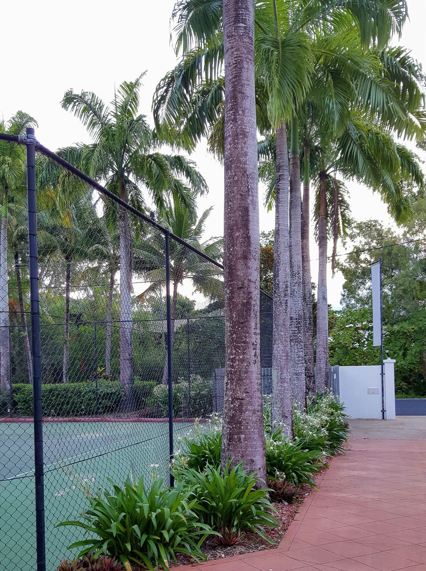 Фото Golden Sands Beachfront Apartment Resort