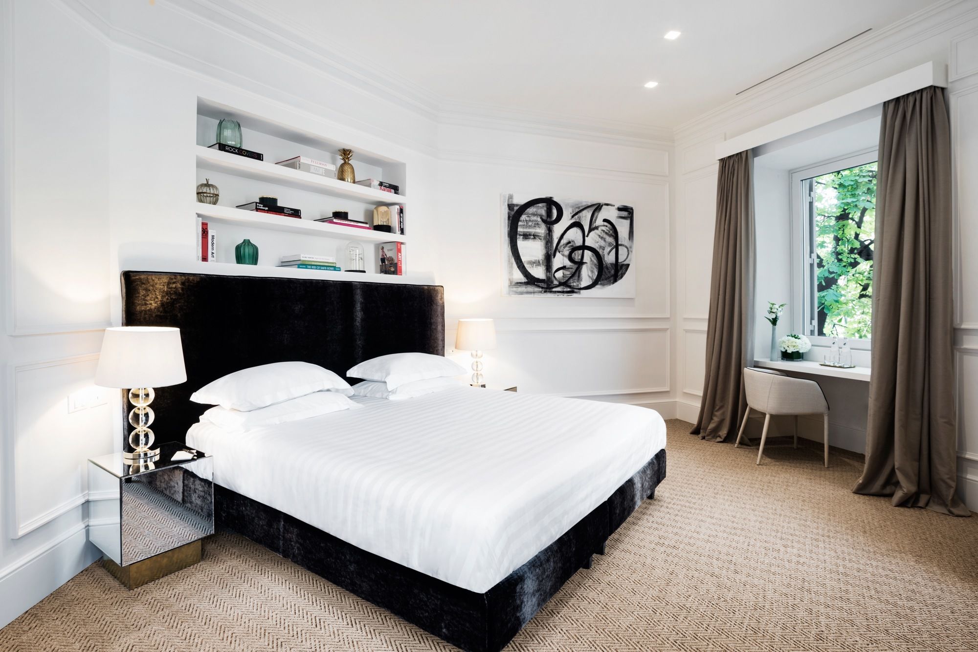 Фото The Shire Hotel