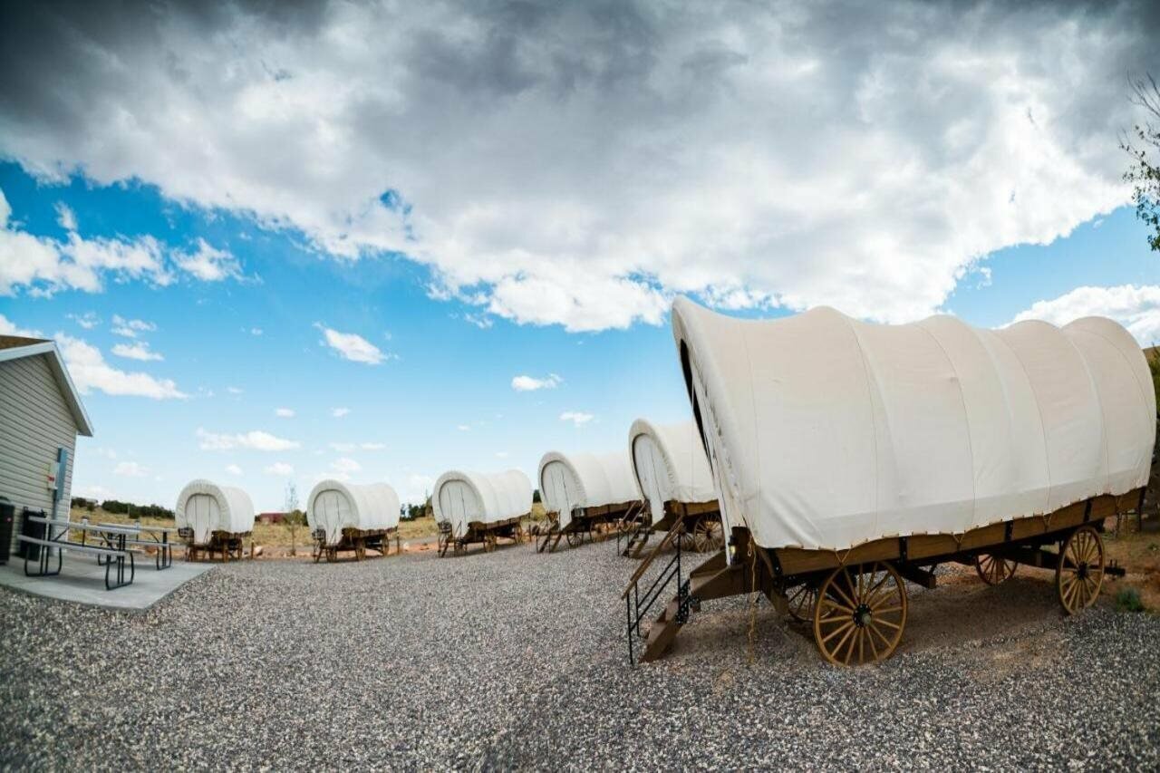 Фото Broken Spur Inn & Steakhouse