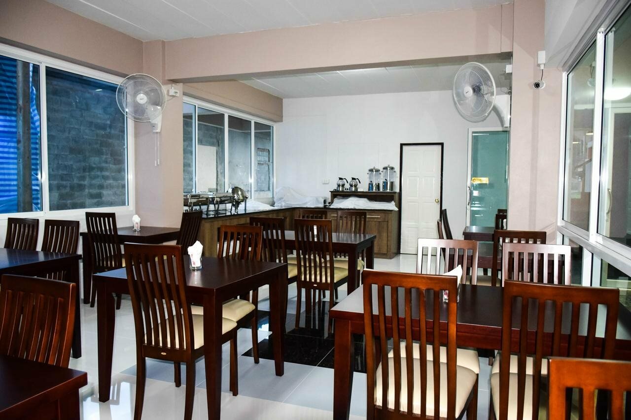 Фото Peak Boutique City Hotel