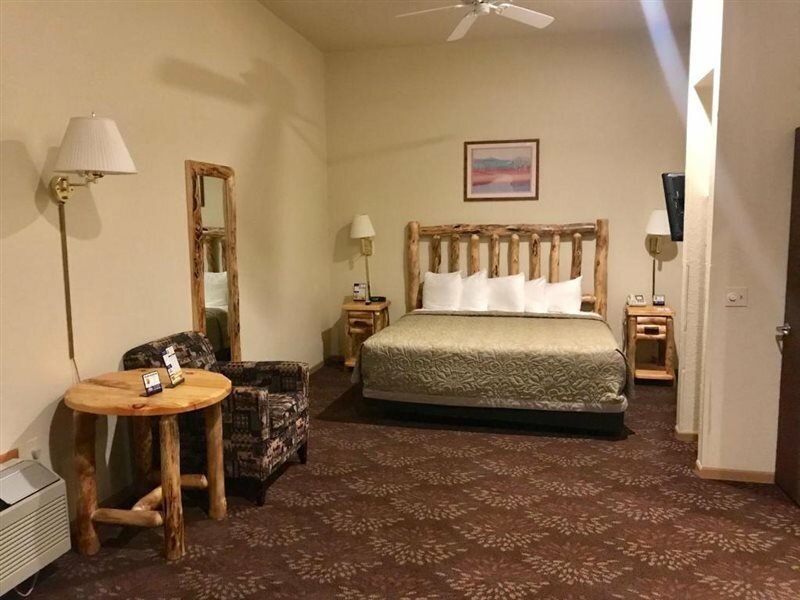 Фото Super 8 by Wyndham Bridgeview of Mackinaw City