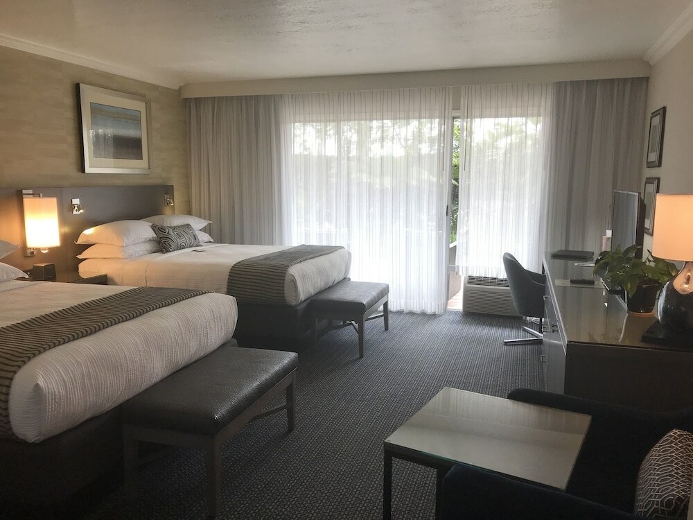 Фото West Beach Inn, a Coast Hotel