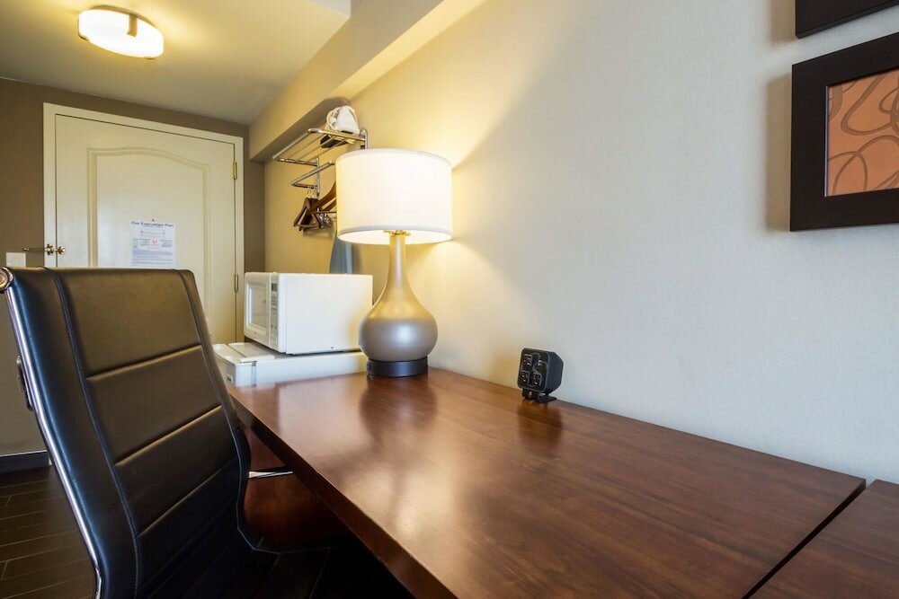 Фото Comfort Suites at Woodbridge