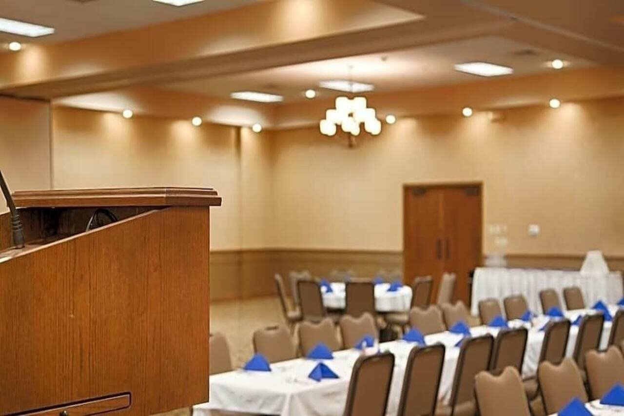 Фото Holiday Manor McPherson