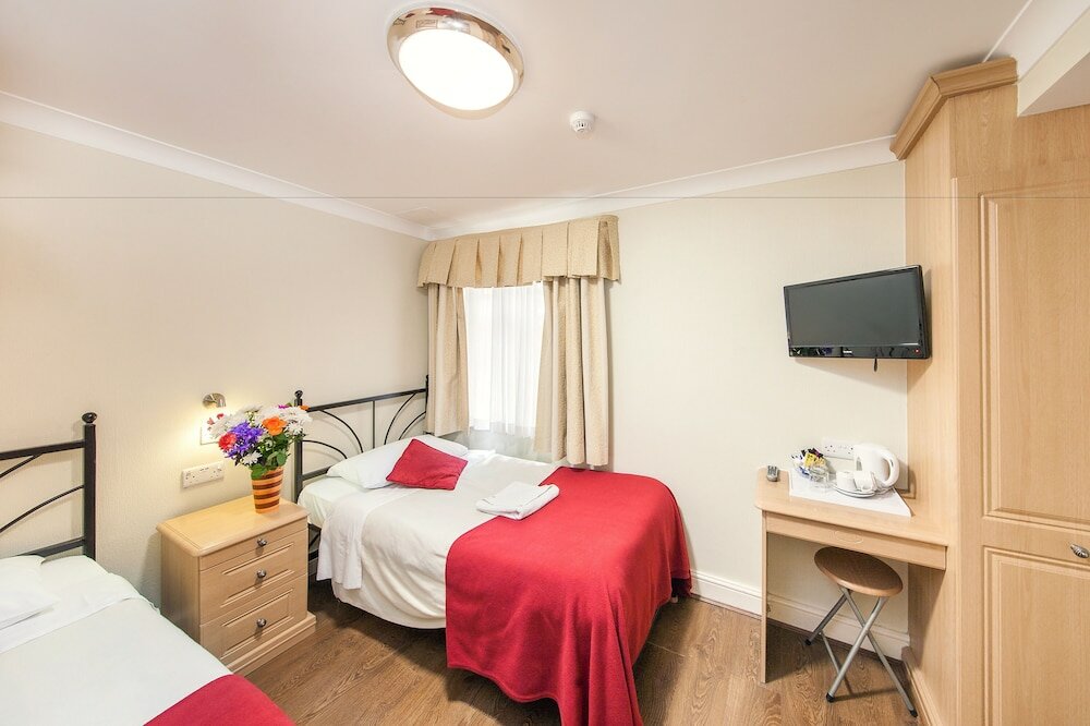 Фото The Fairway Hotel