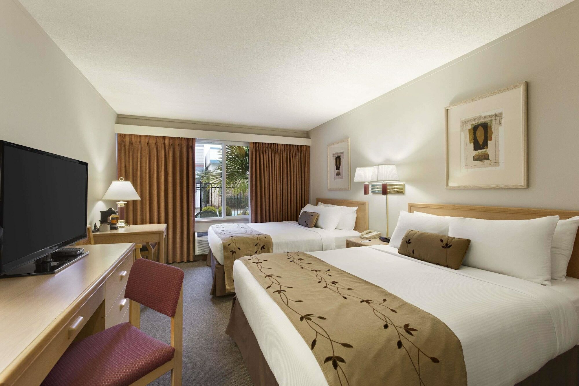 Фото Days Inn by Wyndham Victoria Airport Sidney