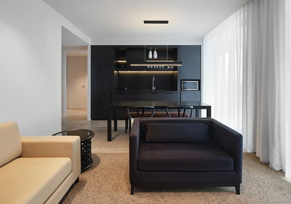 Фото Burbury Hotel & Apartments