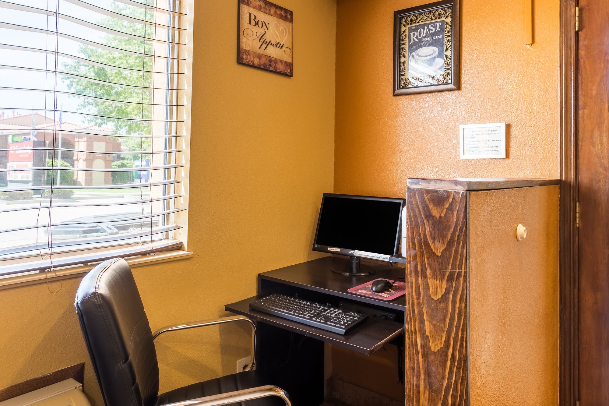 Фото Econo Lodge Inn & Suites