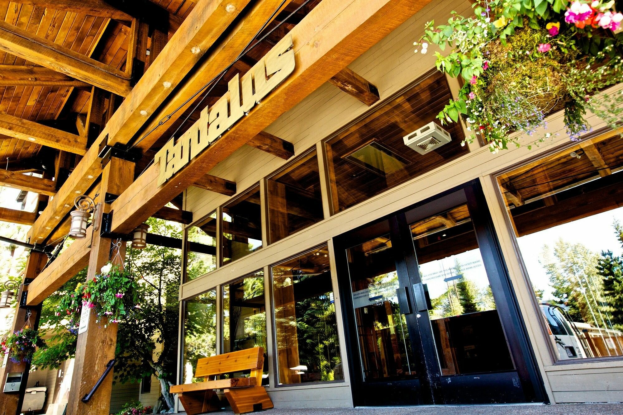 Фото Tantalus Resort Lodge