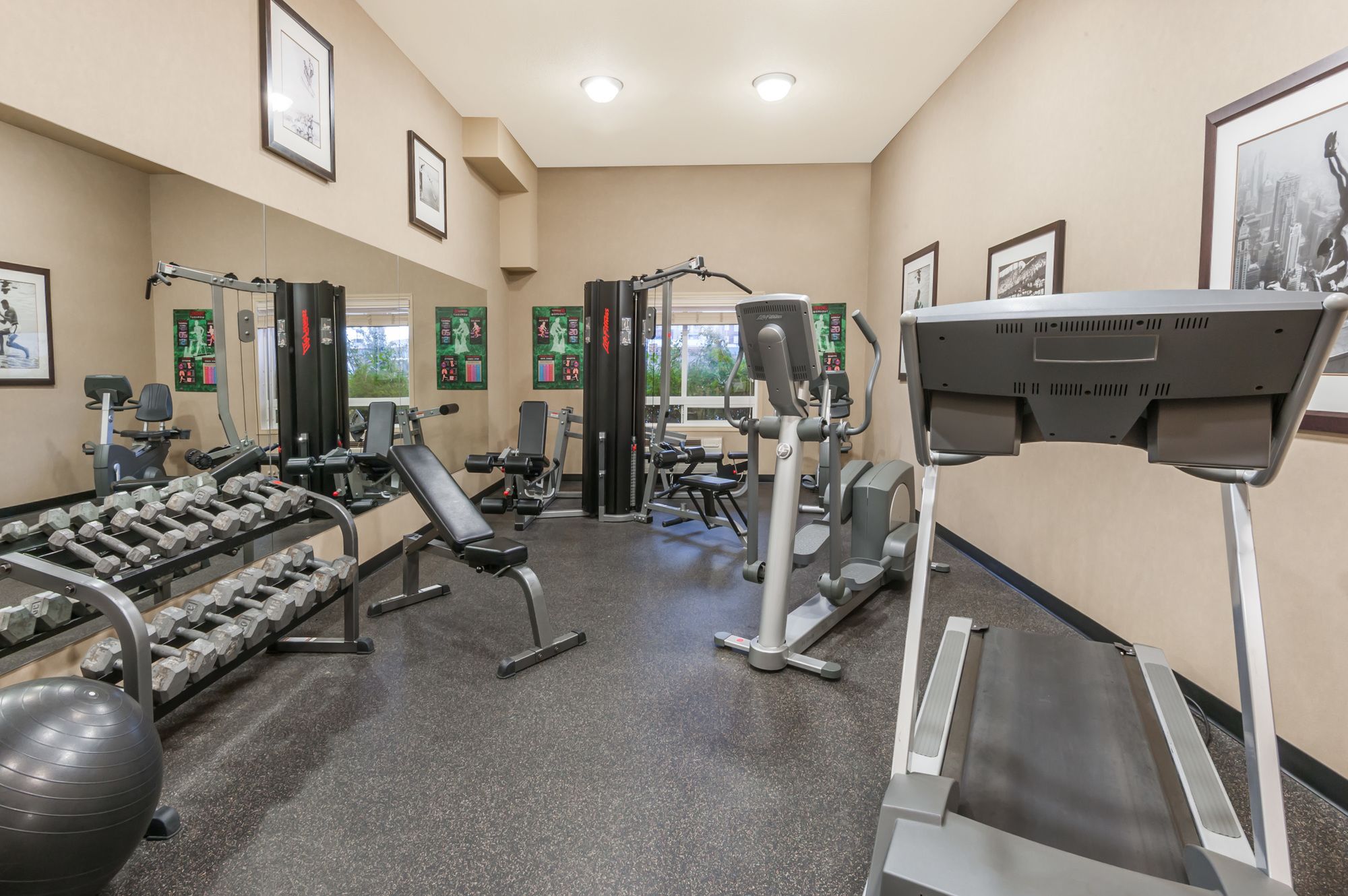 Фото Ramada by Wyndham Airdrie Hotel and Suites