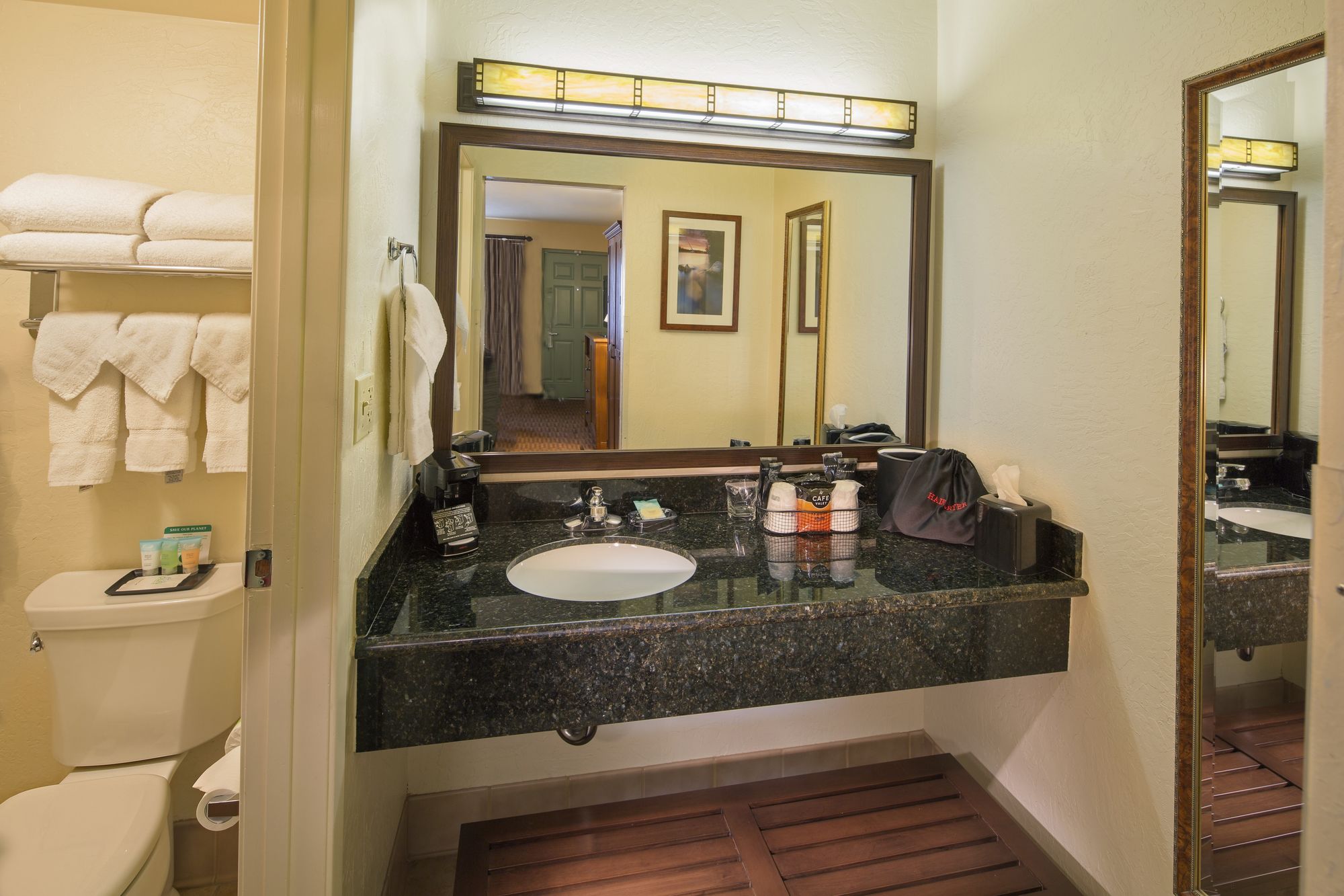 Фото Best Western Plus Hilltop Inn