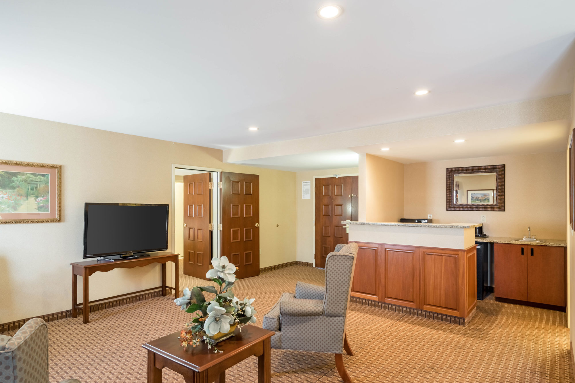 Фото Red Roof Inn & Suites Wilmington - New Castle