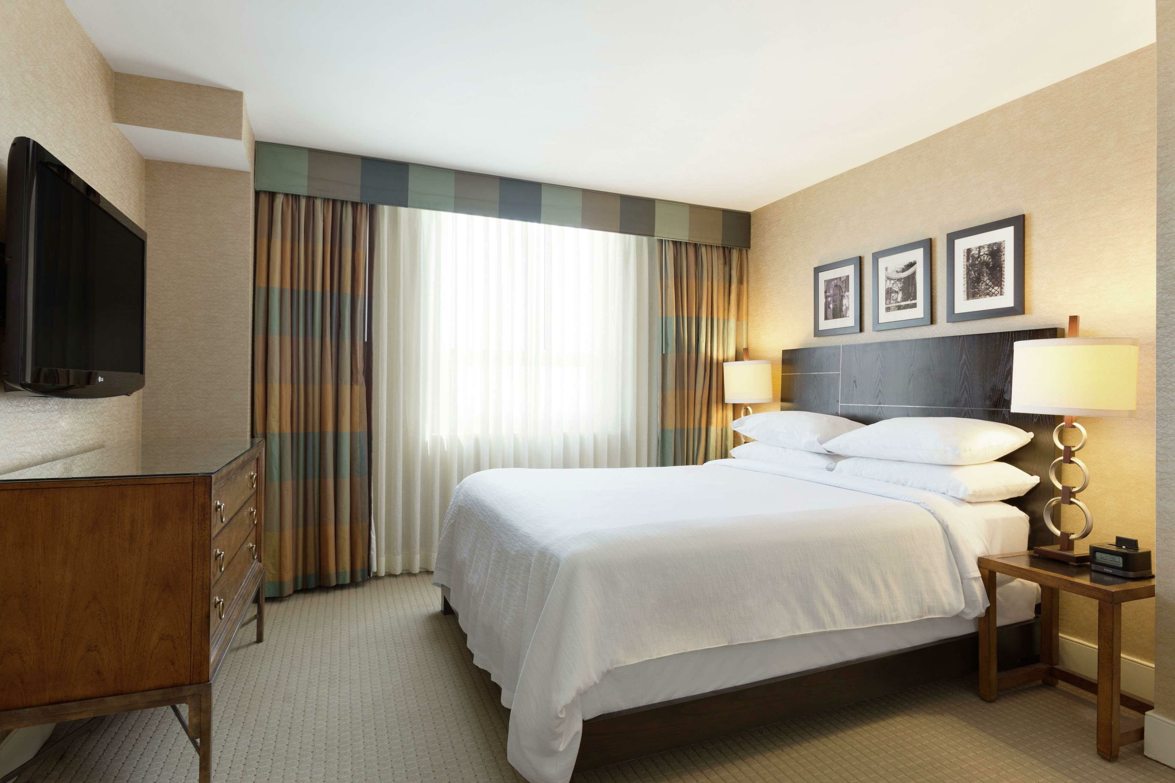 Фото Embassy Suites Baltimore-Downtown