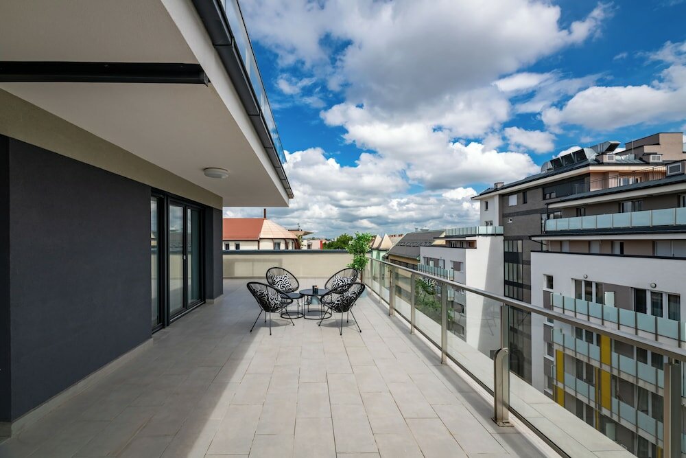 Фото WestSide Garden Apartments by Urbanrent