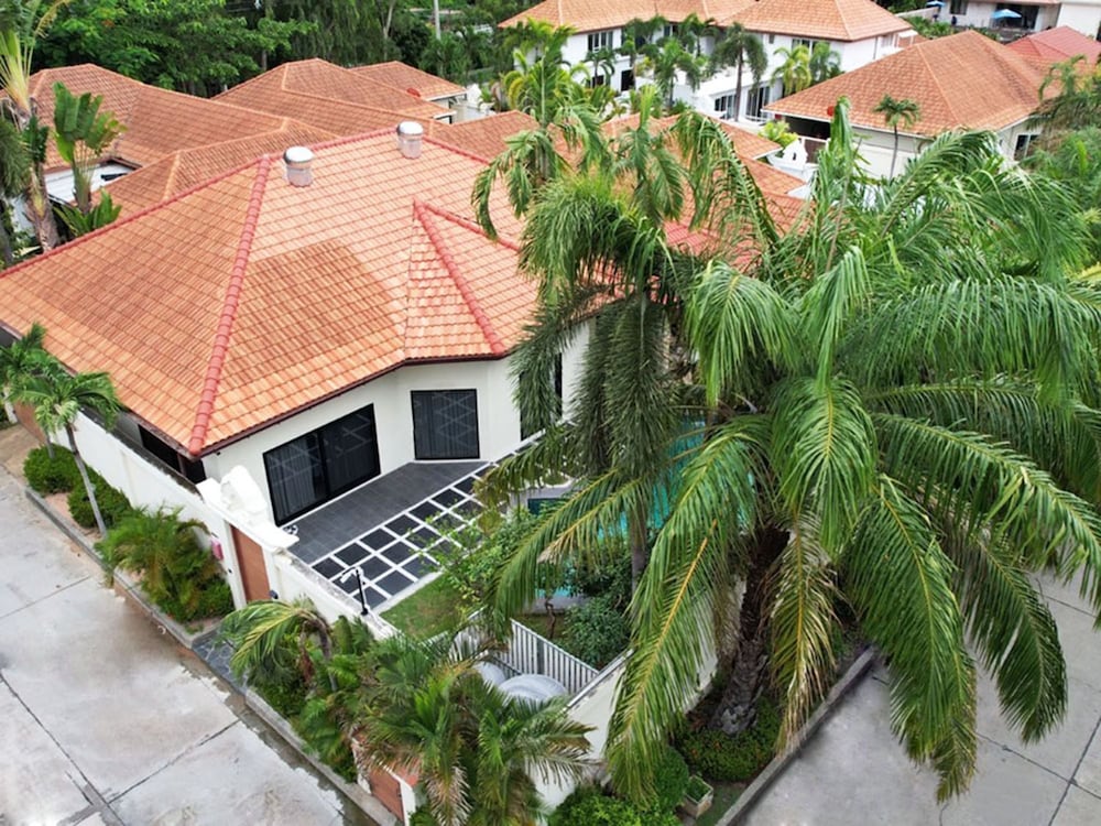 Фото Majestic Seaside Pool Villa