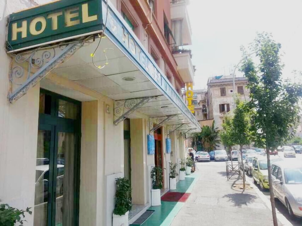 Фото отеля 1