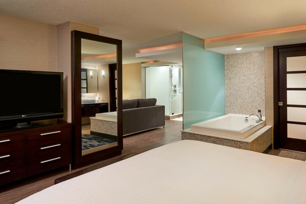 Фото Fairfield by Marriott Montreal Downtown