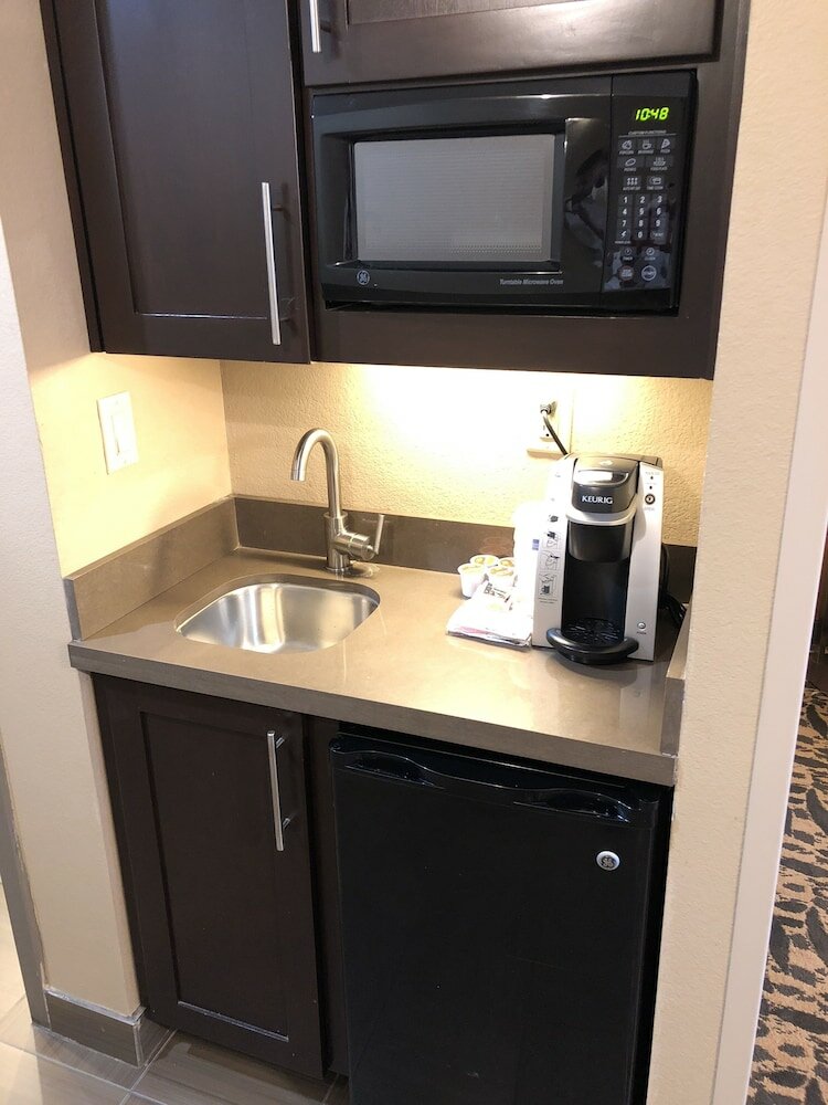 Фото Holiday Inn Express & Suites North Dallas at Preston, an Ihg Hotel