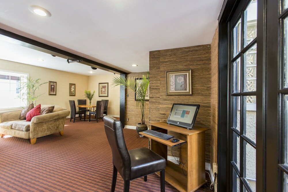 Фото Wilshire Crest Hotel