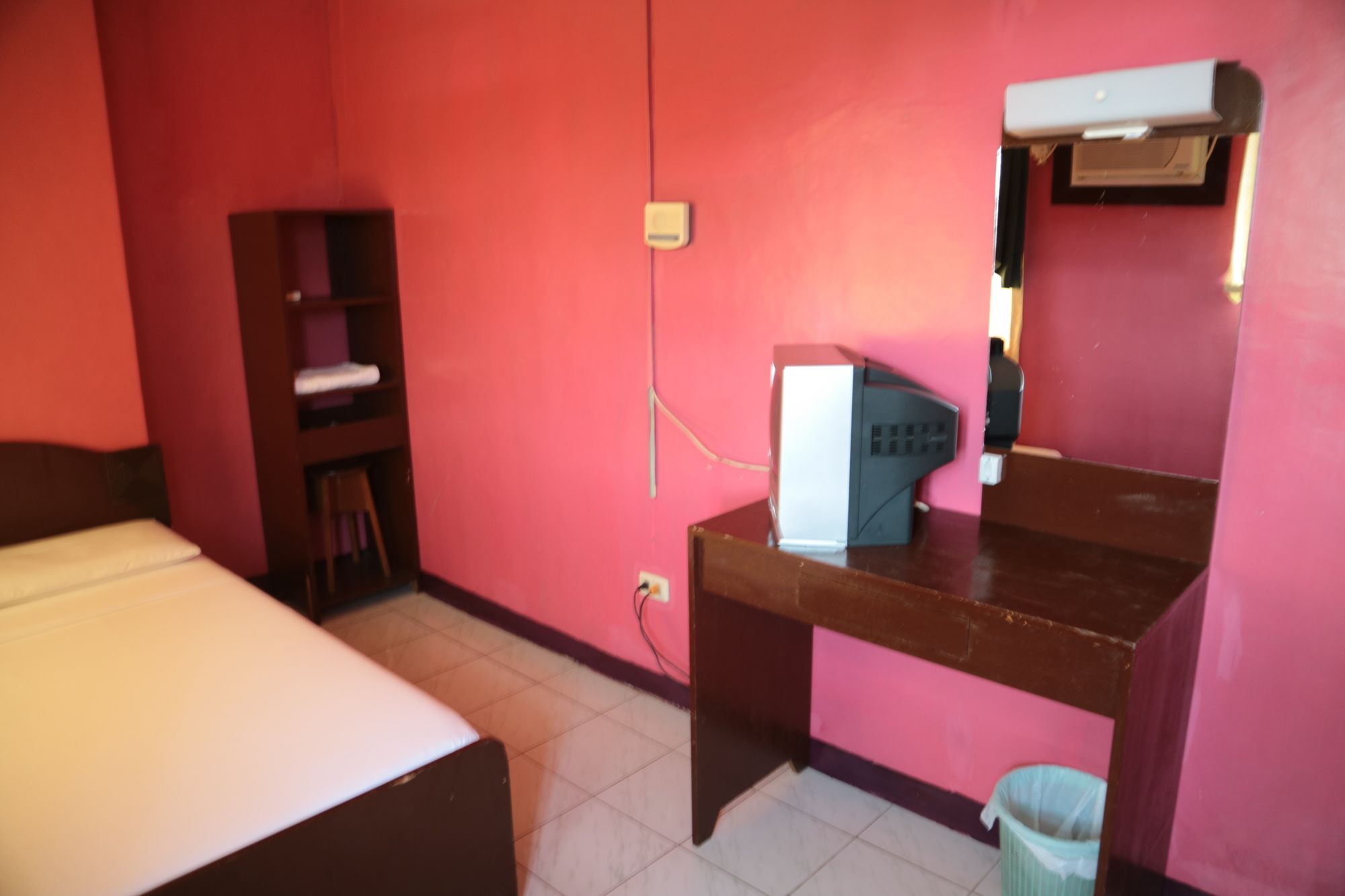 Фото Mellow Apartelle and Tourist Inn