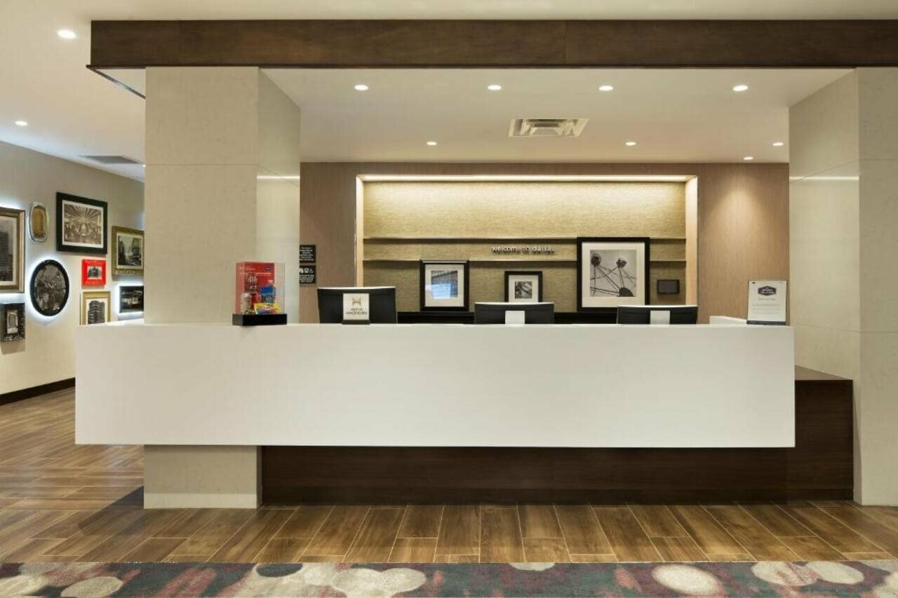 Фото Hampton Inn & Suites Dallas Downtown