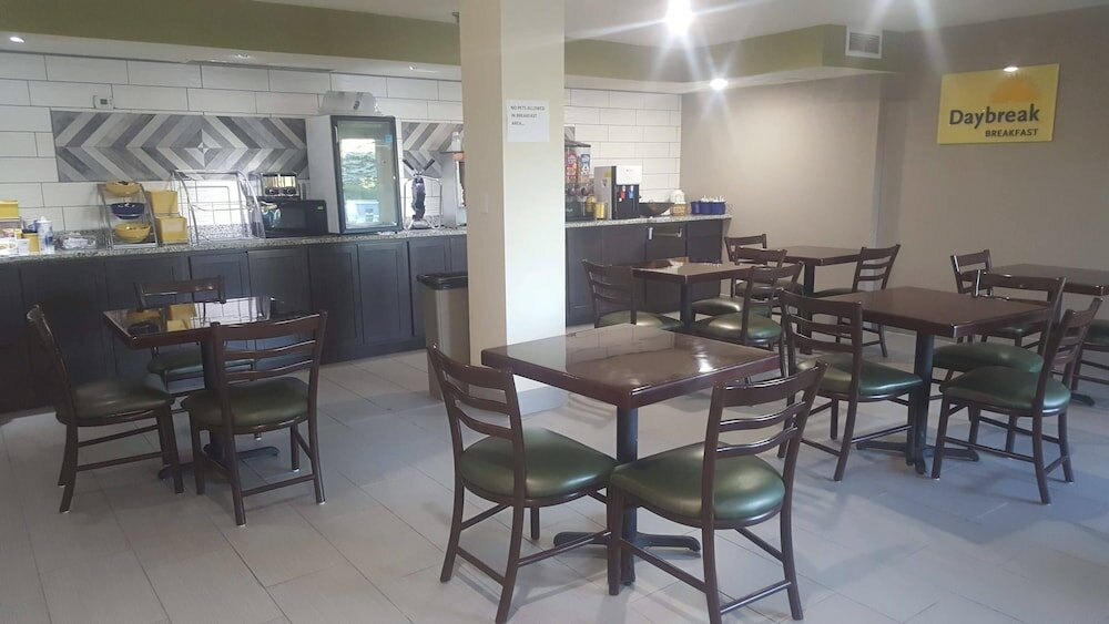 Фото Days Inn by Wyndham West Des Moines Clive