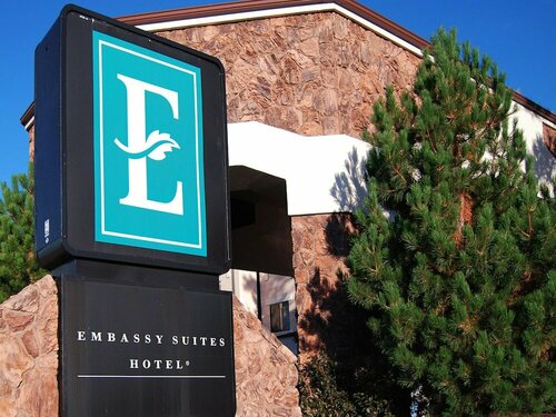 Гостиница Embassy Suites by Hilton Flagstaff во Флагстаффе