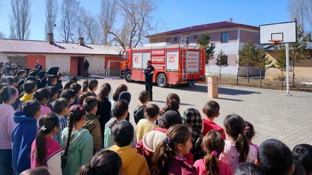 School Sogutlu Middle School, Hinis, photo