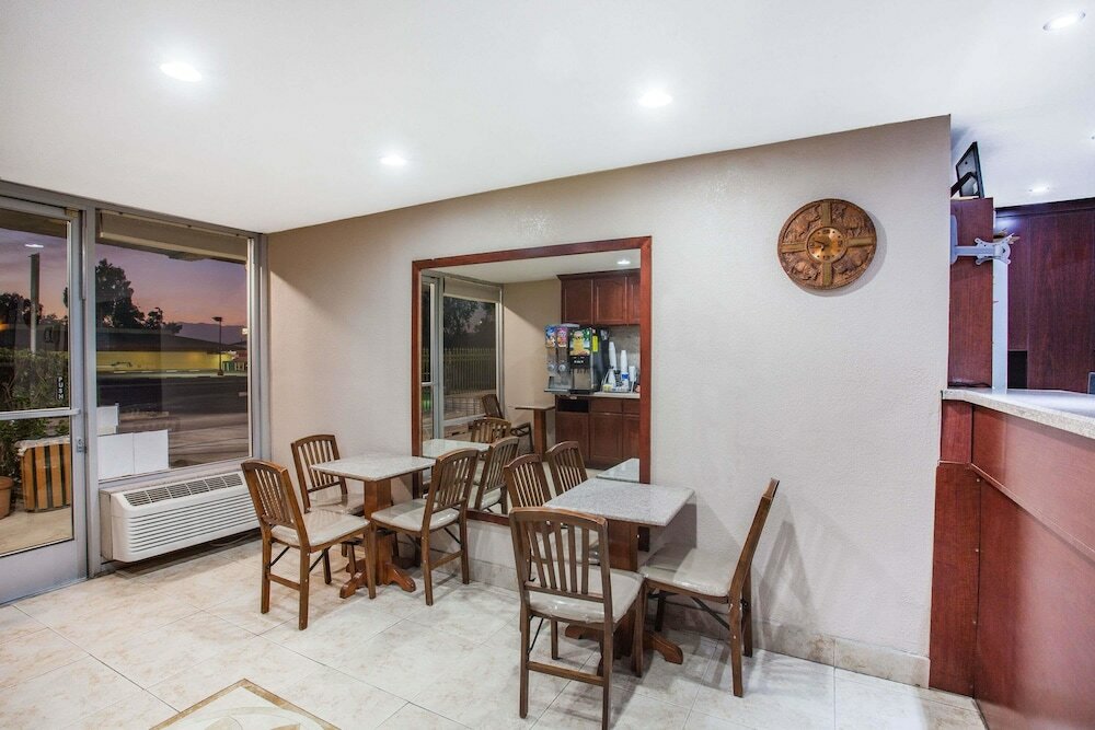 Фото Super 8 by Wyndham Redlands/San Bernardino