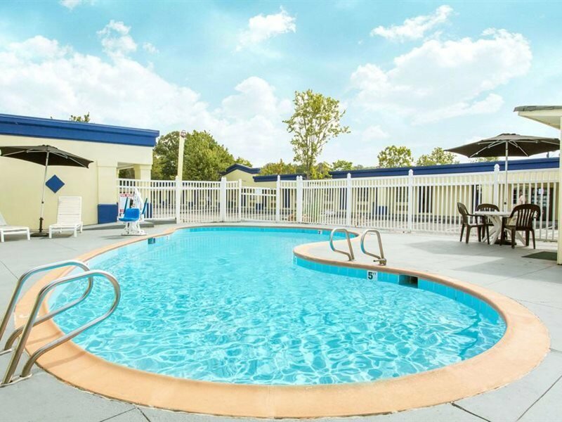 Фото Days Inn by Wyndham Virginia Beach Town Center