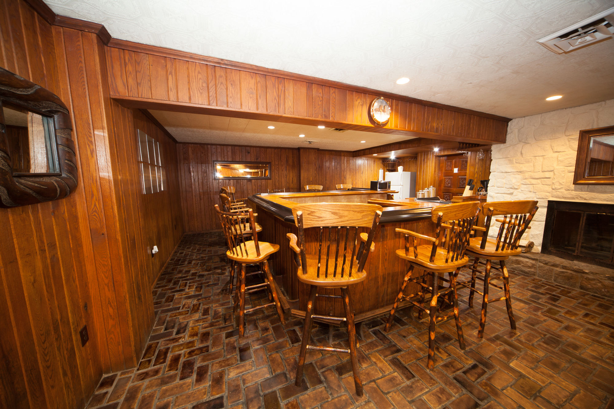 Фото Log Cabin Lodge & Suites