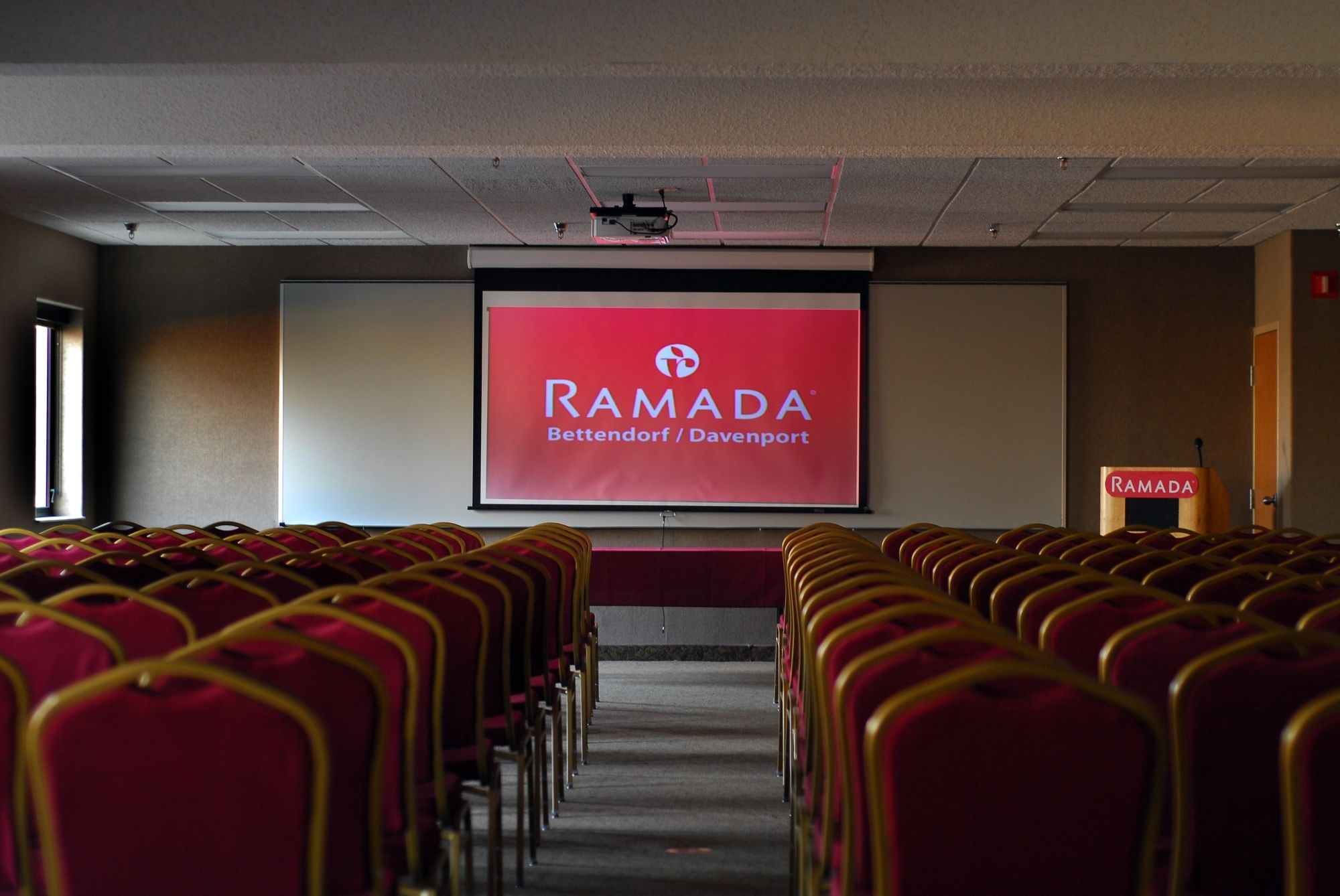 Фото Ramada by Wyndham Bettendorf