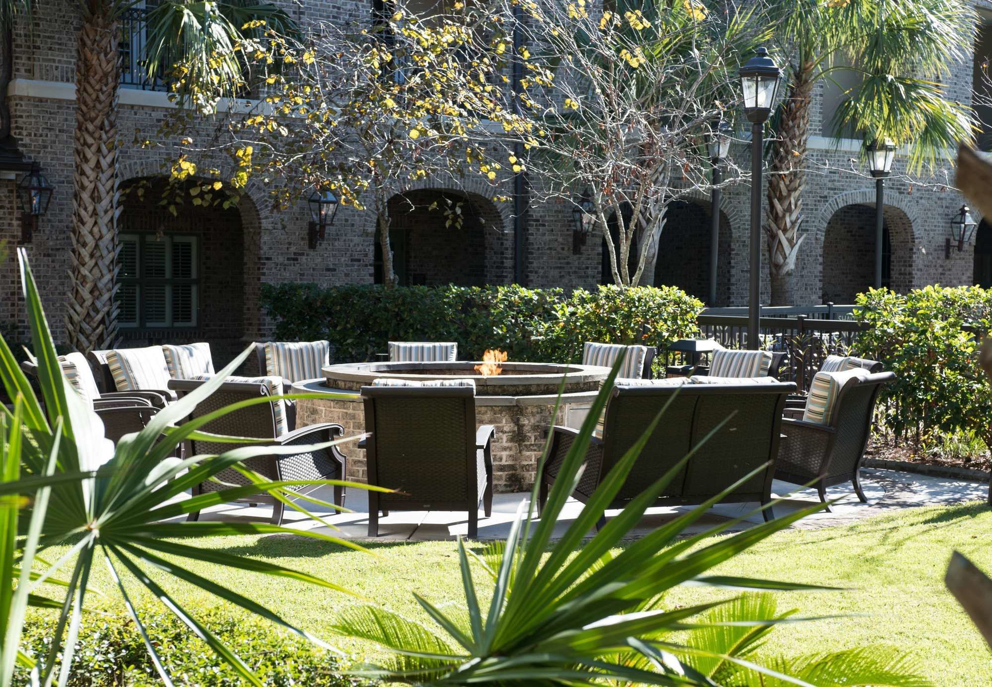 Фото Courtyard by Marriott Charleston Mount Pleasant