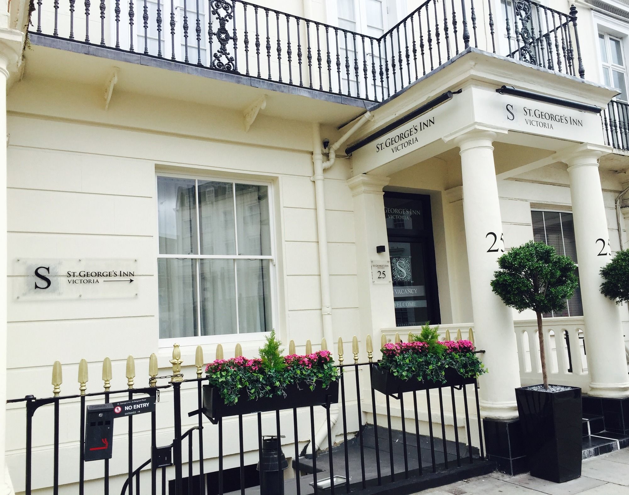 Фото St George's Inn Victoria