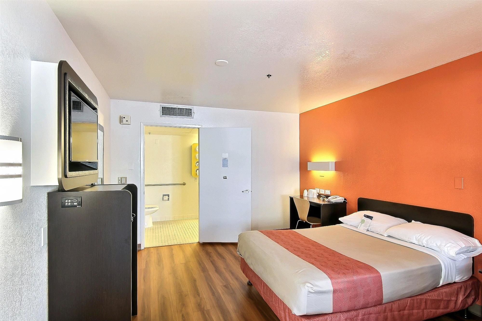 Фото Motel 6 Thousand Oaks Ca