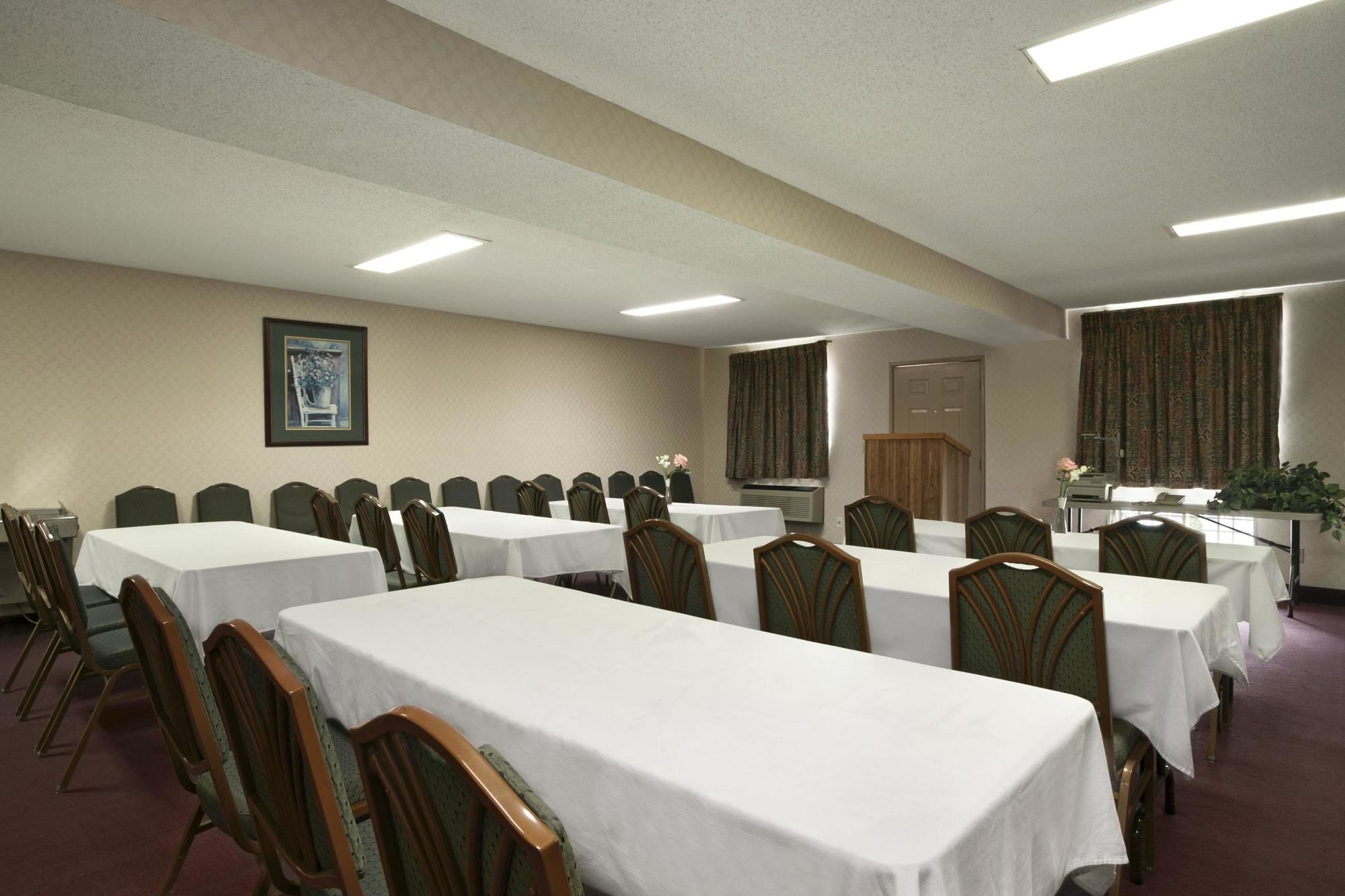 Фото Days Inn by Wyndham Huntington