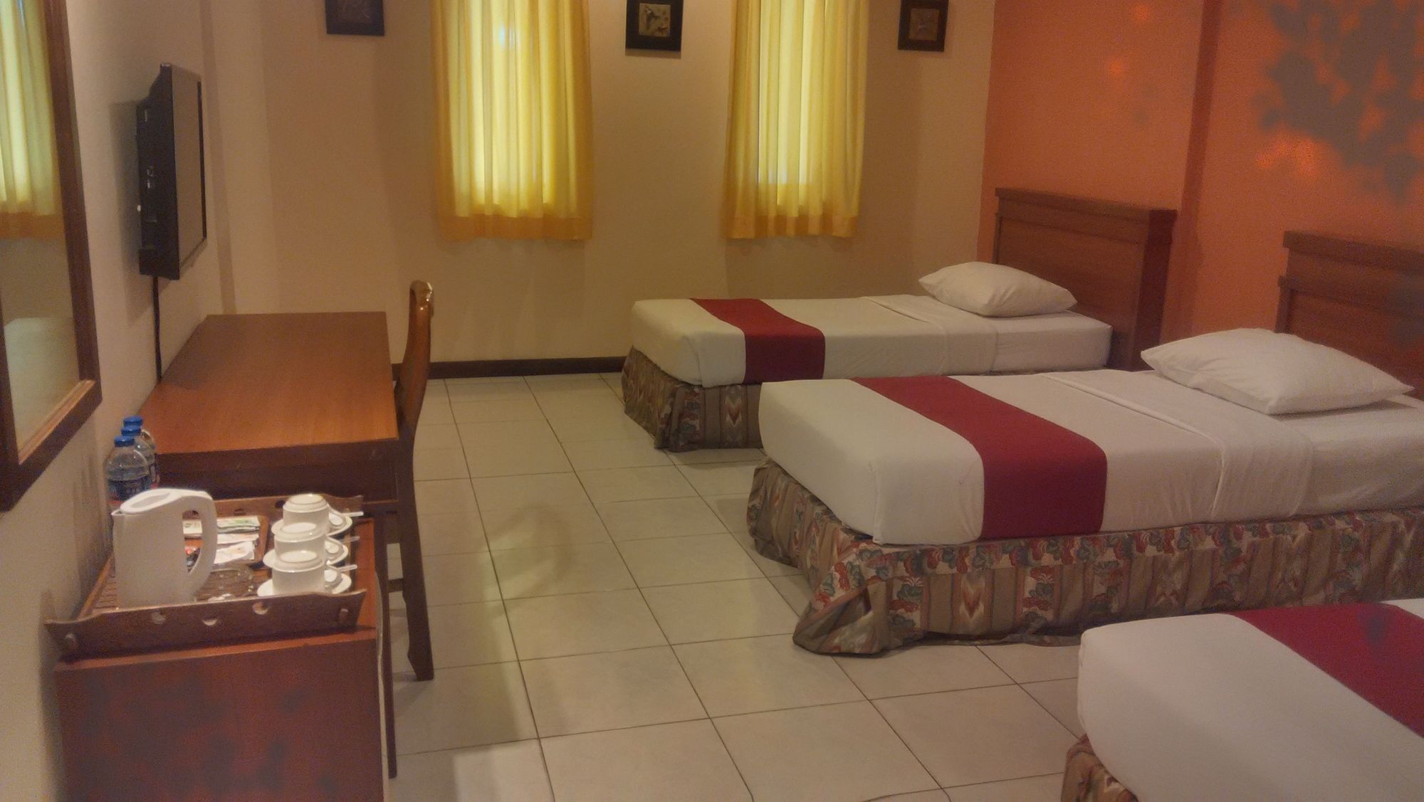 Фото Sukajadi Hotel and Gallery