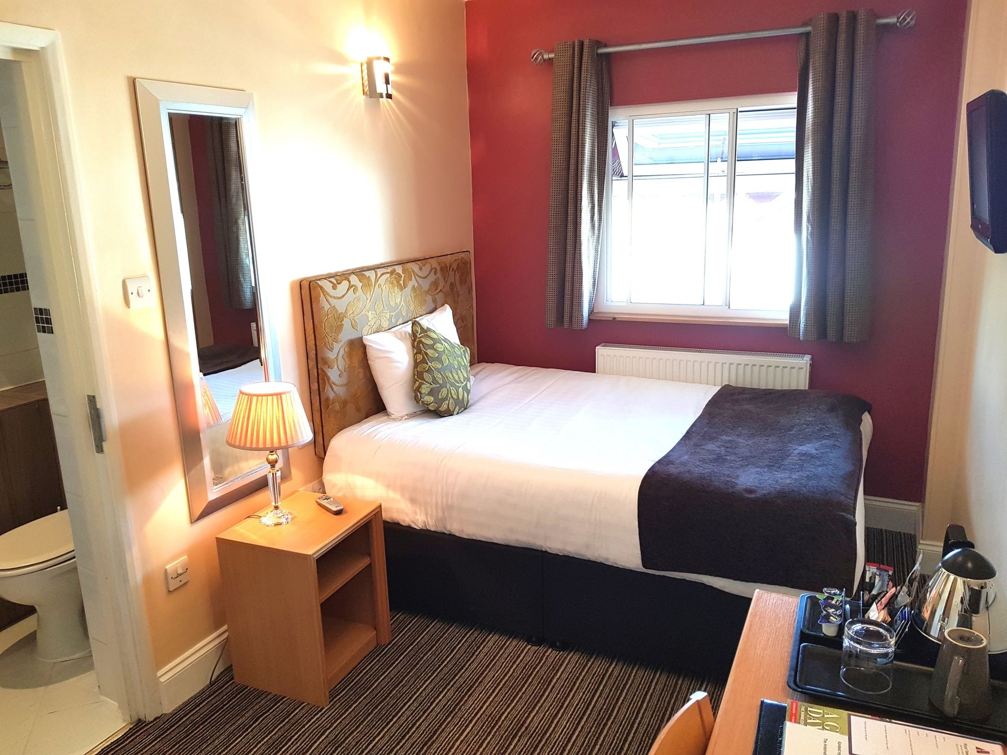 Фото Antoinette Hotel Wimbledon