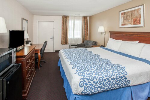 Гостиница Days Inn by Wyndham Cedar Falls- University Plaza