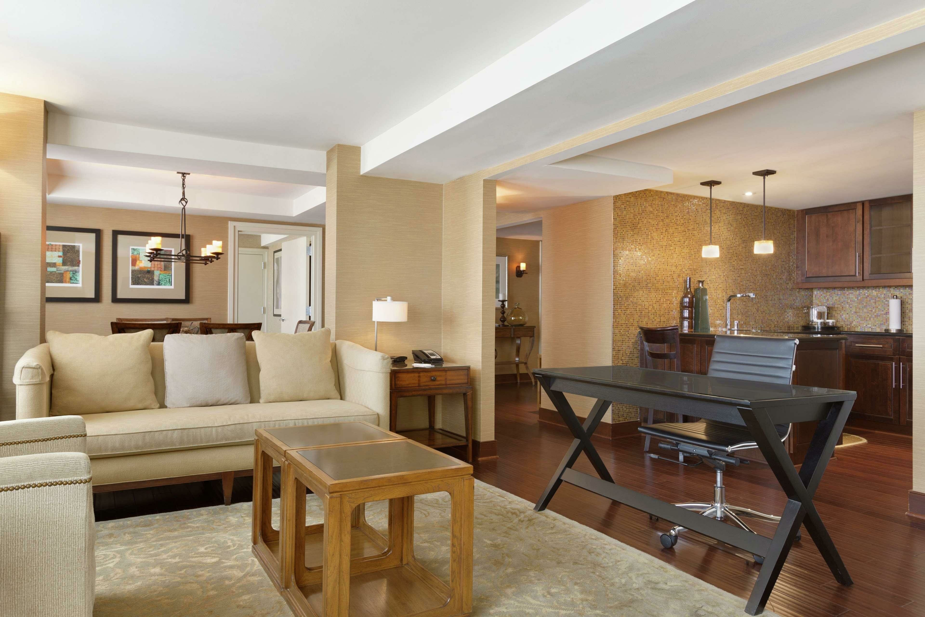 Фото Embassy Suites Baltimore-Downtown