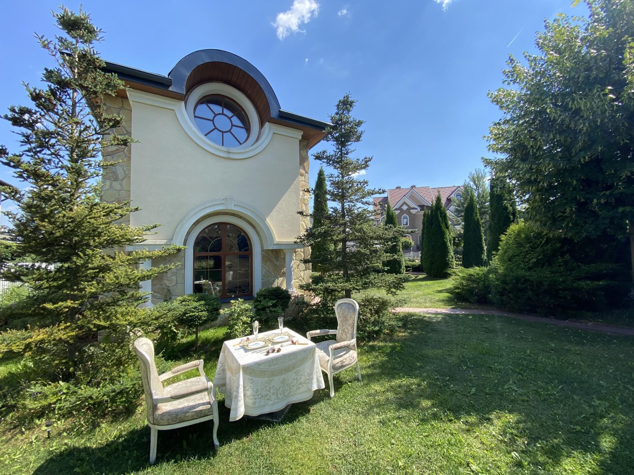 Фото Aston Martin Tower Art