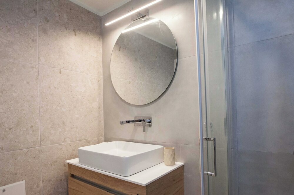 Фото Cozy 1 Bd Basement Apt in Pagrati