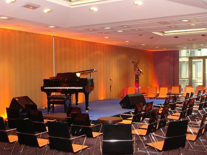 Фото Holiday Inn Express Paris - Canal de la Villette