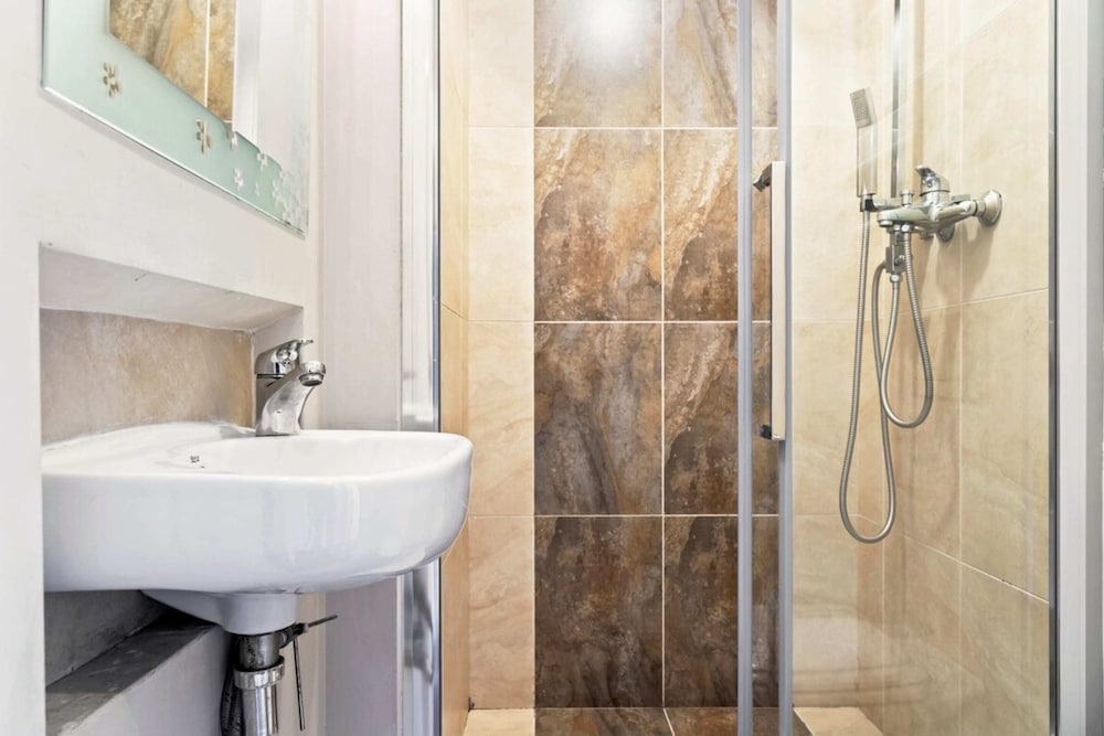 Фото Large Contemporary 3 Bedroom Apartment